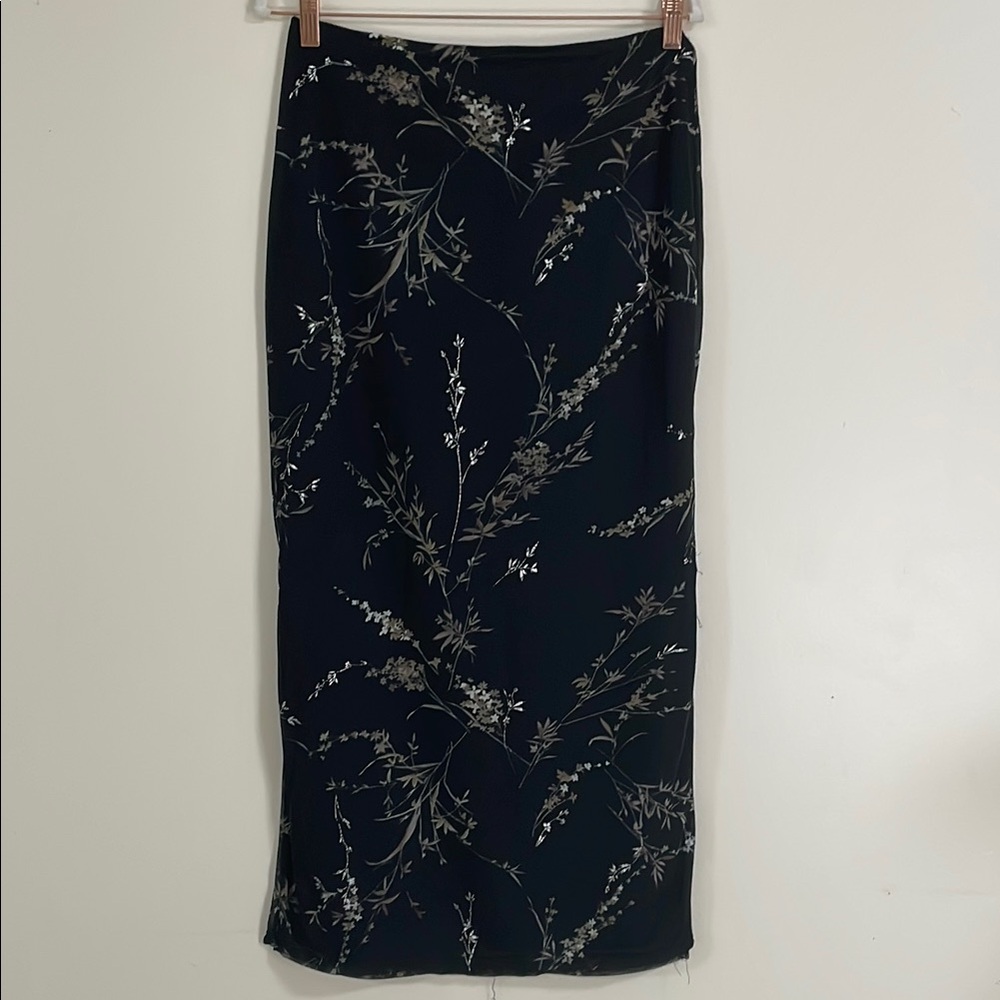 Elegant Floral Pencil Skirt in Black